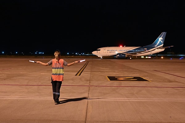 Uçaktan inen yolcular, Van Ticaret ve Sanayi Odası (TSO) Başkanı Necdet Takva, Başkan Yardımcısı Fevzi Çeliktaş ve yönetim kurulu üyeleri tarafından çiçeklerle karşılandı.