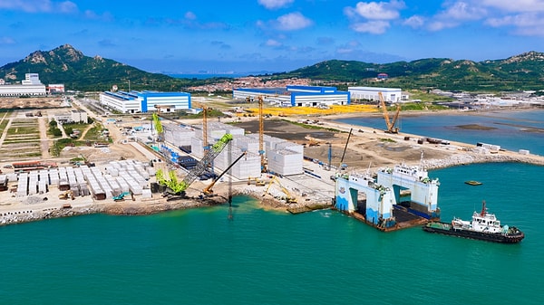 The southern breakwater, which will reach a length of 675 meters upon completion, will be composed of a total of 34 massive pile structures operating on gravitational force.