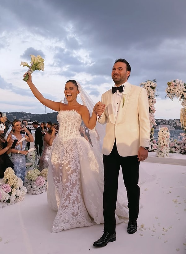 Aylar süren hazırlıkların ardından Derev Clara Kösedağ ve Rudi Bodosoğlu dünyaevine girdi; düğün de beklendiği üzere cemiyet hayatını bir araya getirdi!
