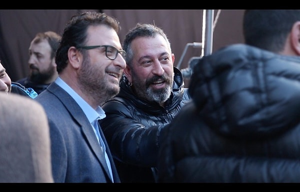 Can Yılmaz, yapılan kötü yorumlara yaptığı paylaşımla "Birini sevmemek çok insani. Ölmesini istemek değil." diyerek sert çıktı.