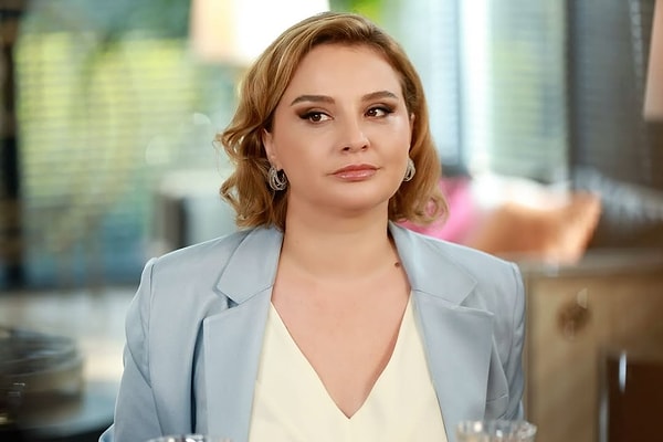 Televizyon dünyasının sevilen isimlerinden Gözde Seda Altuner, özellikle Sadakatsiz dizisinde hayat verdiği Gönül Güçlü karakteriyle geniş kitlelerin hafızasına kazındı.