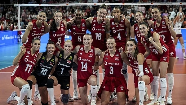 A Milli Kadın Voleybol Takımı, Trendyol 2026 CEV Avrupa Şampiyonası son 16 turunda Azerbaycan'ı 3-0 yenerek çeyrek finale yükseldi.