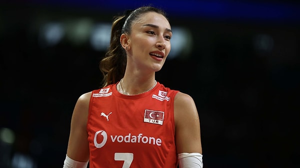 1 Eylül 1997 yılında dünyaya gelen Hande Baladın, Türk voleybolunun son yıllardaki en başarılı smaçörlerinden biri olarak görülüyor.