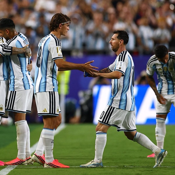 Messi'nin milli takımı bırakmasının ardından ikonik 10 numarayı kimin giyeceği merak konusuydu.