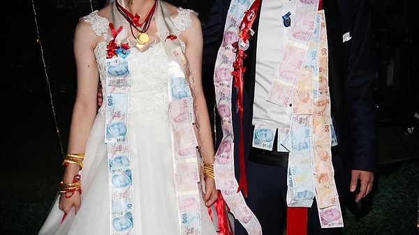Düğünlerde takılan takılar, her zaman bir tartışma konusu olmuştur.
