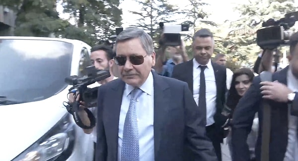 Melih Gökçek ifadeye vermeye sakız çiğneyerek gitti.