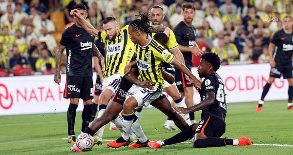 Süper Lig'de derbi heyecanının yaşandığı Fenerbahçe-Beşiktaş maçında galip gelen taraf Beşiktaş oldu.