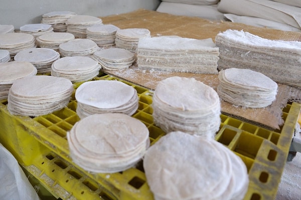 Yüzyıllardır tulum peyniri geleneğinin kalbi konumundaki Erzincan, bu kadim kültürü yaşatmak ve kent ekonomisine katma değer sağlamak adına dikkat çeken bir üretim modeline ev sahipliği yapıyor.