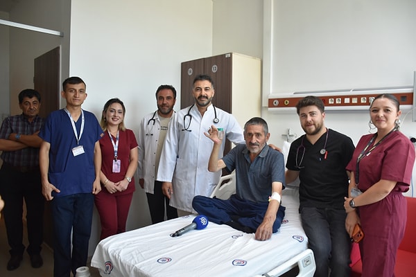 Göğüs Hastalıkları Uzmanı Doç. Dr. Aydın Balcı, hastanın yaklaşık 6 aydır ciddi şikayetler yaşadığını belirterek sarımsağın çıkarılmasının ardından nefes almasının belirgin şekilde rahatladığını ifade etti.