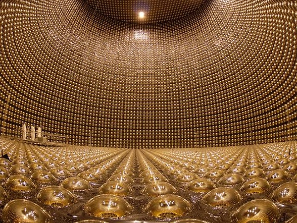 Situated at the heart of the facility, the 50 million liters of water are constantly filtered to remove even the smallest dust particle, bacteria, or microscopic ion that could scatter light.