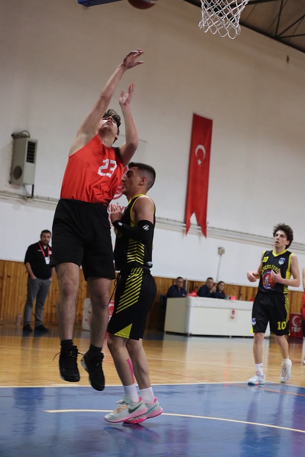 Seni ilk kez tanıyan birine “üniversite öğrencisi, basketbol takımı kaptanı, araştırma yapan bir genç ve şair” desek ortaya oldukça farklı kimlikler çıkıyor. Peki bütün bu sıfatları kaldırdığımızda Ege Orakçı kendisini nasıl tarif ediyor?