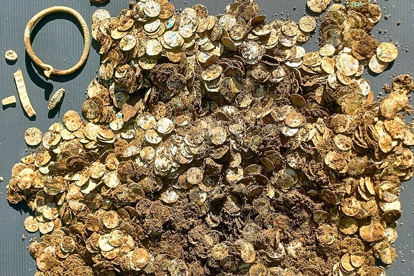 Gömünün İki Ayrı Hasır Muhafaza İçinde Saklanması Araştırmacıların Dikkatini Çekti