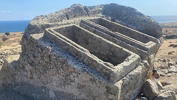 Bizans döneminde tahribe uğrayan lahid kapaklarının yapıdan söküldüğü ifade ediliyor