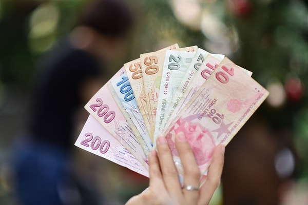 8. Birikimini "vadeli mevduat" hesabına bağladın. Peki banka durduk yere sana neden faiz ödüyor?