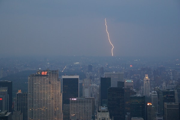 Empire State Binasına Yılda 25, CN Kulesine 75 Kez Yıldırım Düşüyor