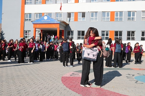 Okul güvenliğinde bu yıl iş sıkılaştı: Kör noktalar aydınlatıldı, giriş çıkışlar kontrol altına alındı.