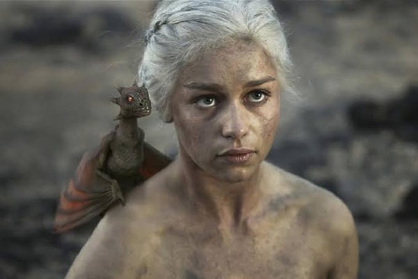 Emilia Clarke, Game of Thrones'taki Daenerys Targaryen rolüyle dünya çapında tanındı.