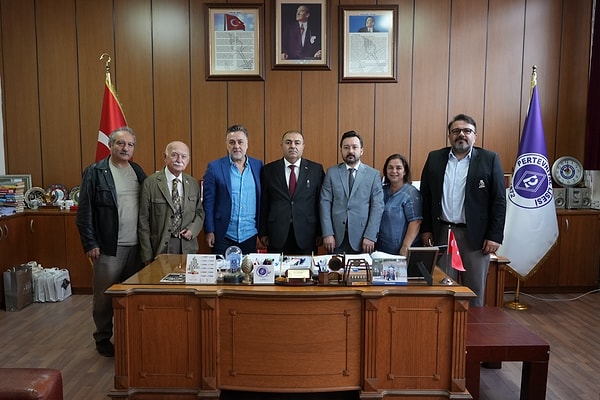 Dernek 1947'de kuruldu; adındaki "Yetişenler" ifadesi, mezun olmadan okuldan ayrılanları da camianın içinde tutmak için seçildi.