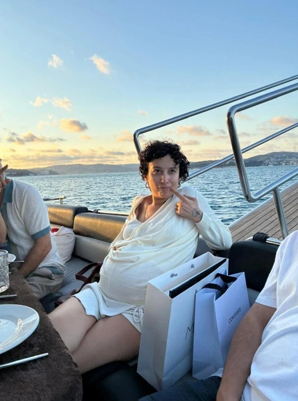 Melike Şahin, hamileliğinin son günlerinde paylaştığı yeni fotoğraflarla takipçilerinden yoğun beğeni topladı.