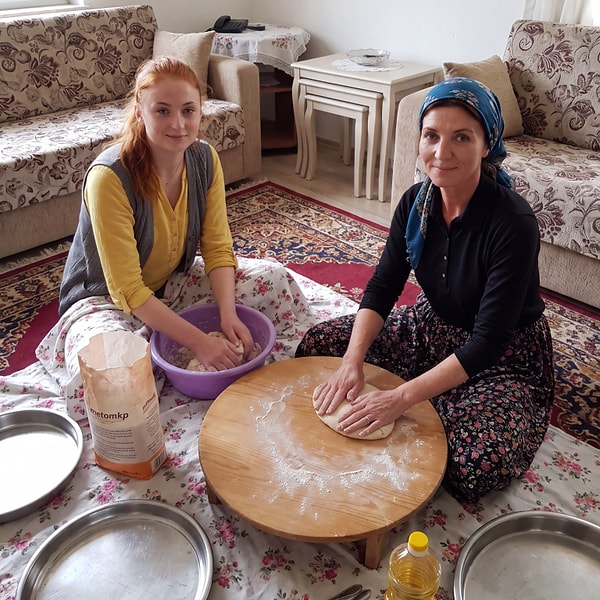 Sansa Stark, bir Anadolu evinde hamur yoğururken görüntülendi.
