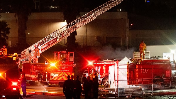56 itfaiyeci alevlerle boğuşurken, kazanın Los Angeles Polis Departmanı'na ait bir helikopterle hiçbir ilgisi olmadığı da netleşti.