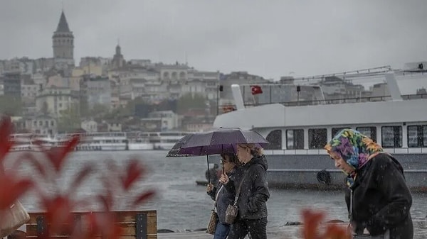 İstanbul güne soğuk hava, yağış ve kasvetle başladı. AKOM'dan uyarı geldi.