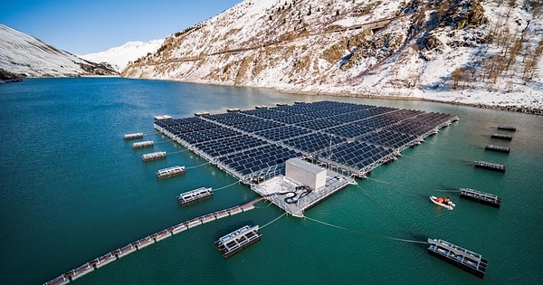 İsviçre Federal Enerji Dairesi'nde (SFOE) enerji araştırmaları uzmanı Karin Söderström, bu tesisin soğuk hava, güçlü UV ışınları ve kardan yansıyan ışık sayesinde deniz seviyesindeki bir sisteme kıyasla yüzde 50 daha fazla enerji ürettiğini açıkladı.