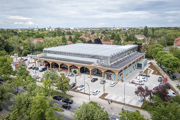 REWE Grup CEO'su Peter Maly, 21 Mayıs 2026'da açılan bu projeyle şirketin yeşil bina stratejisini geliştirdiklerini ve döngüsel inşaatı kentsel gıda üretimiyle birleştirdiklerini açıkladı.