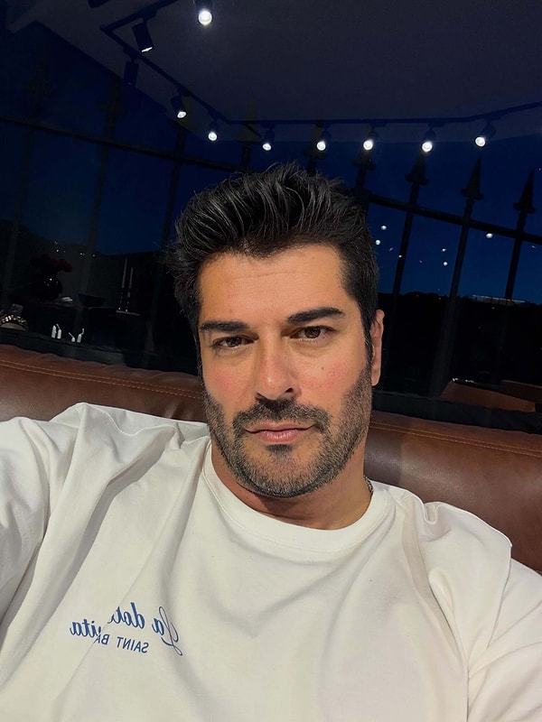 Burak Özçivit  kariyerine 2006 yapımı Eksi 18 dizisiyle başladı.