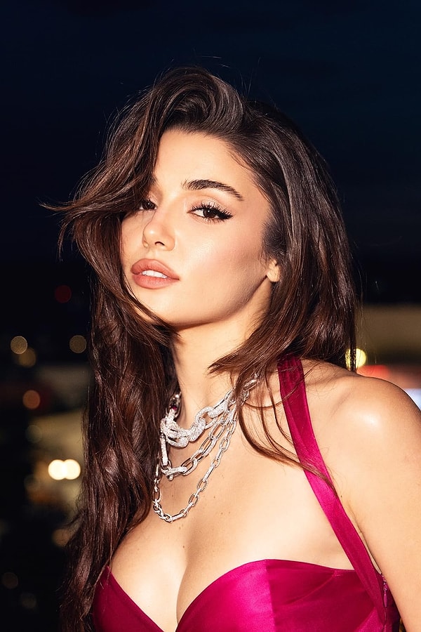 Hande Erçel'in yıllar içindeki değişimi magazin gündeminin herhalde en eskimeyen konularından biri.