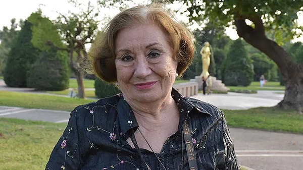 Gülsen Tuncer, 1968'de Zilli Zarife oyunuyla çıktığı sahnede altı yılı aşkın bir kariyer inşa etti.