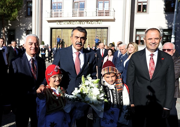 Cep telefonu yasağına dikkat çekti, okul kayıtlarında "öğretmen seçme" dönemini kapattıklarını söyledi.