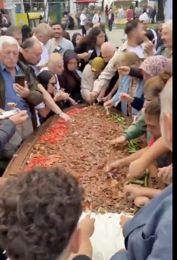 3 metre uzunluğundaki tabakta hazırlanan dev iskender gündem oldu.