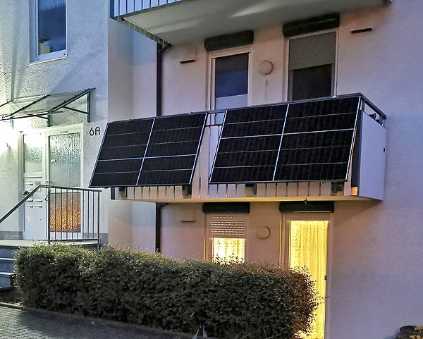 Sistem, panel ve invertörden oluşuyor; kutudan çıkıp balkon korkuluğuna monte ediliyor.