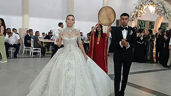 Gaziantep'te Oto Lastikçi Damada Aile Geleneği Gereği Süslü Bir Araç Lastiği Takıldı