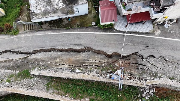 Rize'de yol çöktü. Yürekler ağza geldi: "Yavaş yavaş battı buralar."