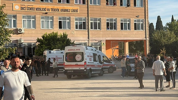 Olay, bugün saat 08.01 sıralarında Turgutlu ilçesi Albayrak Mahallesi'nde bulunan Niyazi Üzmez Mesleki ve Teknik Lisesi ile Turgutlu Hasan Ferdi Mesleki Teknik Anadolu Lisesi çevresinde meydana geldi.