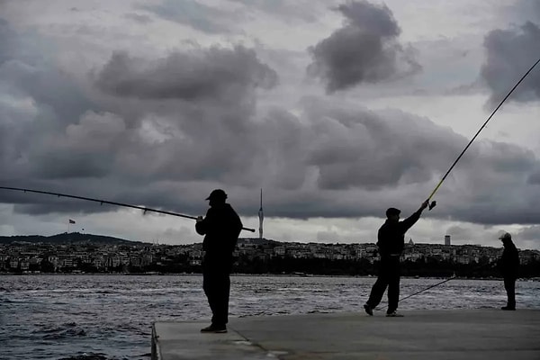 Yağmur Öncesi Boğaz'da Kartpostallık Kareler: Kara Bulutlar Şehrin Siluetini Sardı.