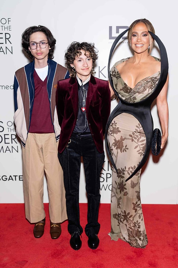 Jennifer Lopez'in Marc Anthony'yle evliliğinden dünyaya gelen ikizleri Max ve Emme artık 18 yaşında! Üstelik ikisi de yuvadan uçmaya hazırlanıyor.