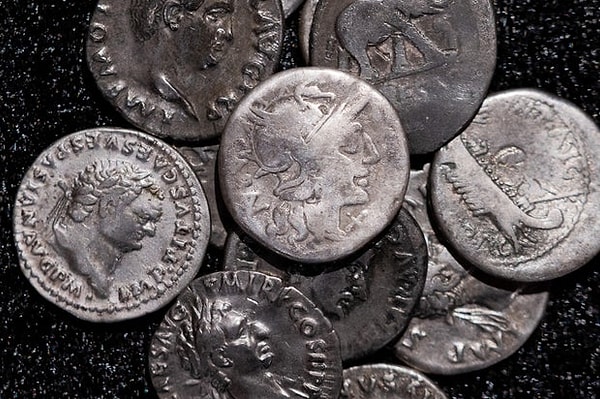Hazinenin en yaşlı sikkesi ise toprağa gömüldüğünde zaten 270 yıllıktı.