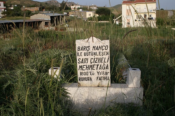 Yıllar sonra ailenin izini bulan Manço, hayırsever ağa için bir mezar taşı yaptırdı.