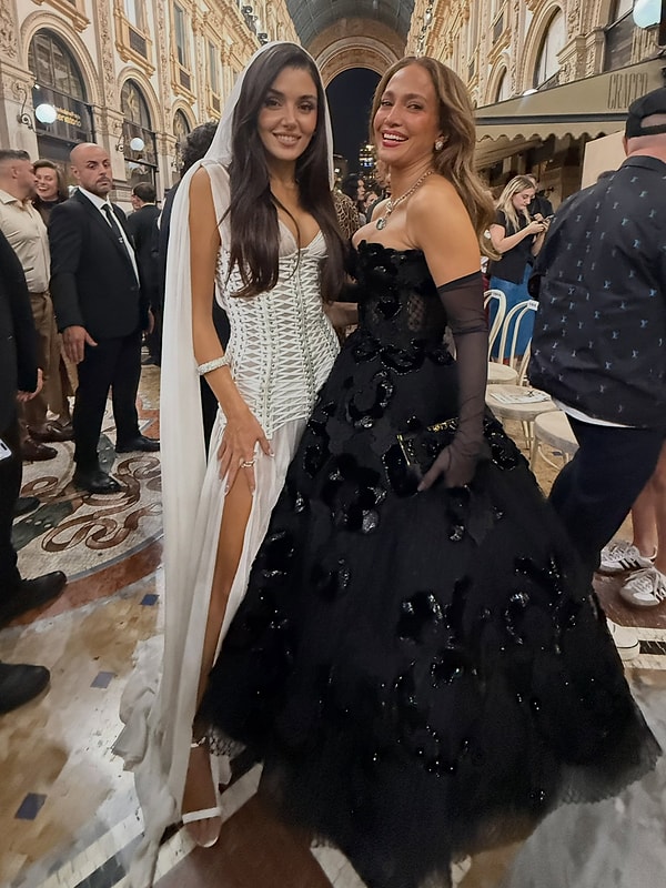 Dün geceden bir fotoğraf bugün gündem oldu! Hande Erçel'in yanındaki dünya starını görenler bile gözünü Hande'den alamadı.