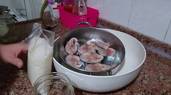 Palamut tuzlamasının ilk adımı temizlik ve süzme