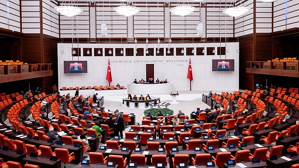 Teklifin ikinci büyük maddesi ise daha uzun vadeli: 2040'tan sonra Türkiye'de tütün üretimi ve satışı tamamen sona erecek.