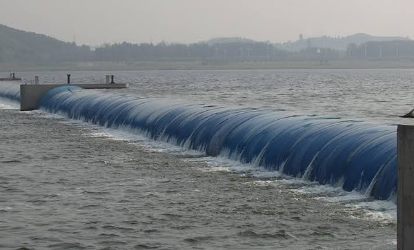 Following the expansion of the river, the water level drops to approximately 50 centimeters during periods of drought.
