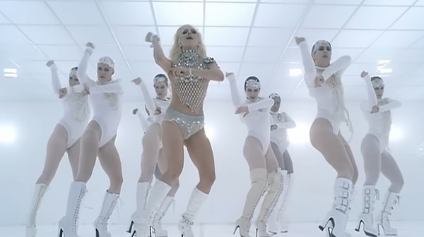 2. Kırdığı küresel izlenme rekorları ve avangart stiliyle 2000'lerin sonunda Lady Gaga'yı yaşayan bir pop ikonuna dönüştüren milat şarkı hangisiydi?