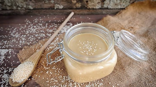 Açılan tahini buzdolabında saklamak mümkün ama bu kıvamını değiştirebiliyor.