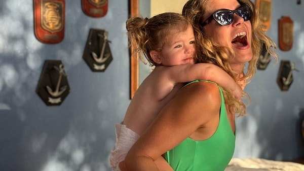 Burcu Biricik, Beyoğlu'nda eşiyle birlikte objektiflere yansıdı.
