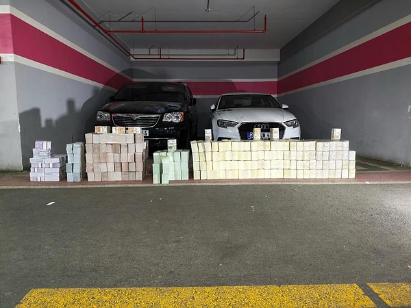 Otoparktaki iki araçtan 16 milyon 440 bin euro ve 700 bin dolar çıktı.