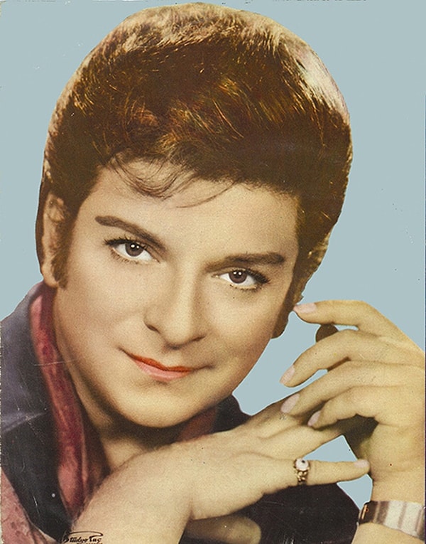 Zeki Müren'in sahneye çıkmakla yetinmeyip sahnenin bütün kurallarını kendine göre yeniden yazdığını söylemek pek de abartı olmaz.